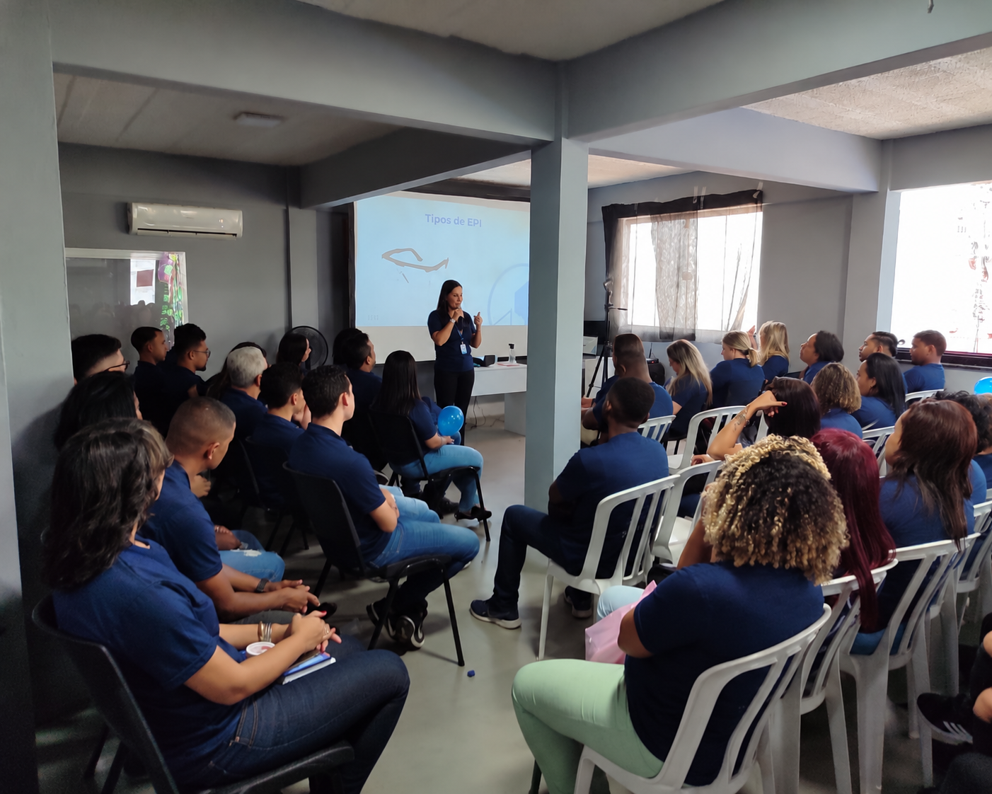 Jamelle Oliveira ministrando treinamento sobre equipamentos de proteção individual para colaboradores
